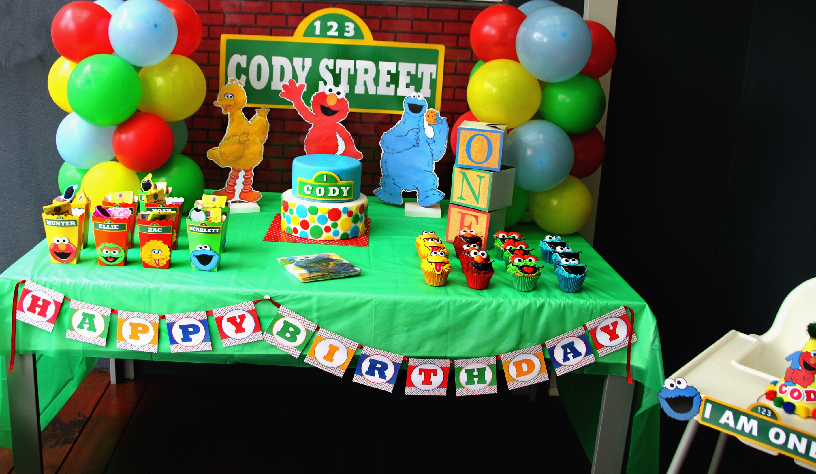 sesame-street-birthday-party-decorations-free-printables-included