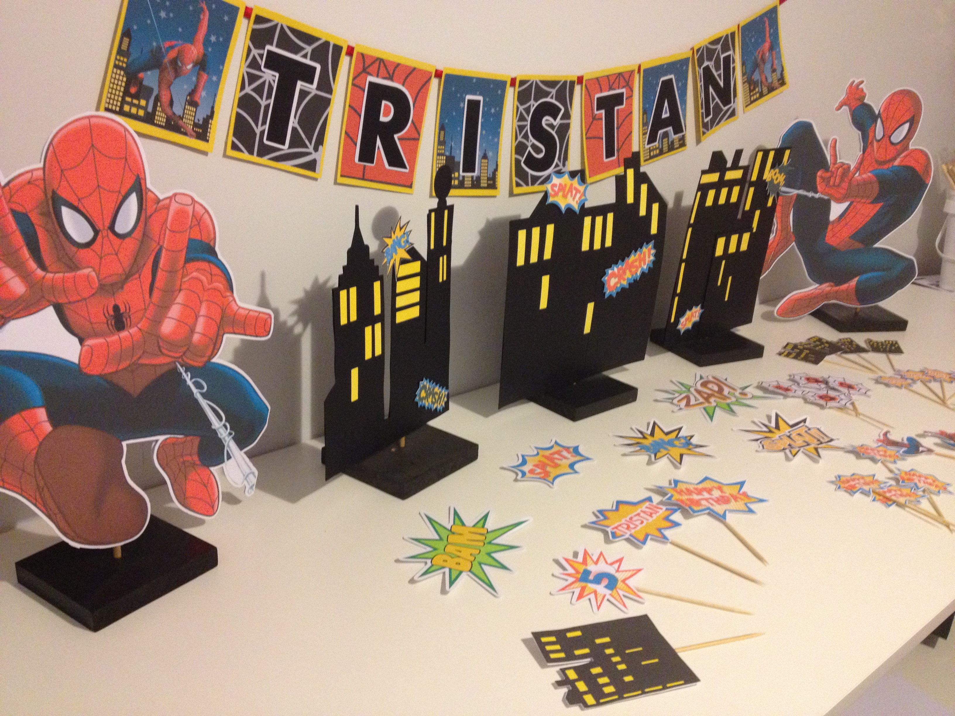 superhero Spiderman birthday party setup and table decoration tutorial & free printables