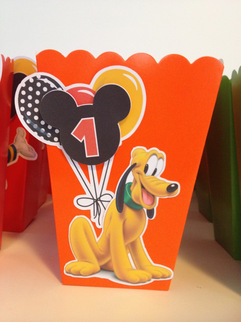 Mickey Mouse party favour boxes with tutorial and free printables